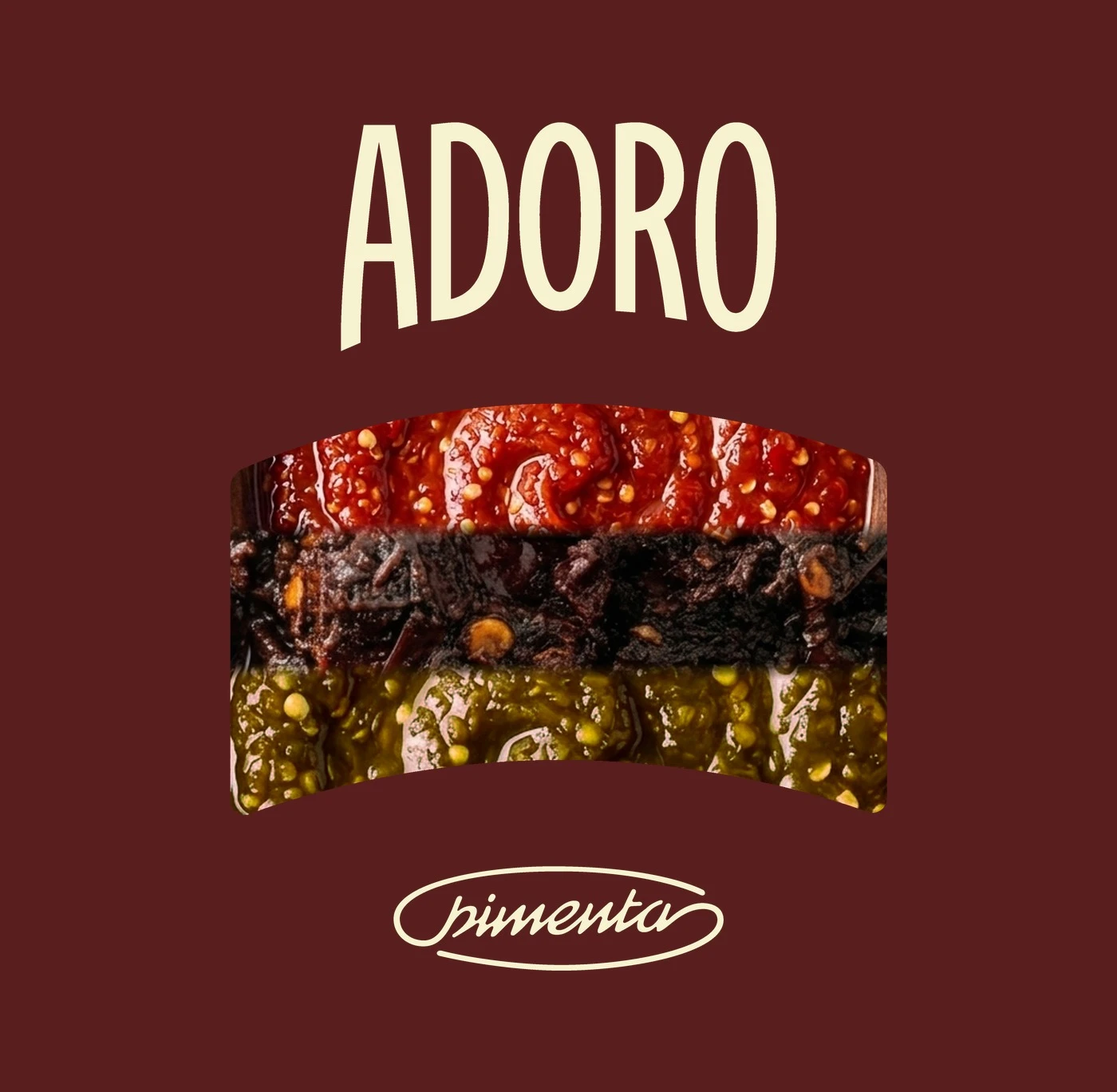 Logo Adoro Pimenta com arco de fotos dos molhos entre o wordmark e a assinatura pimenta